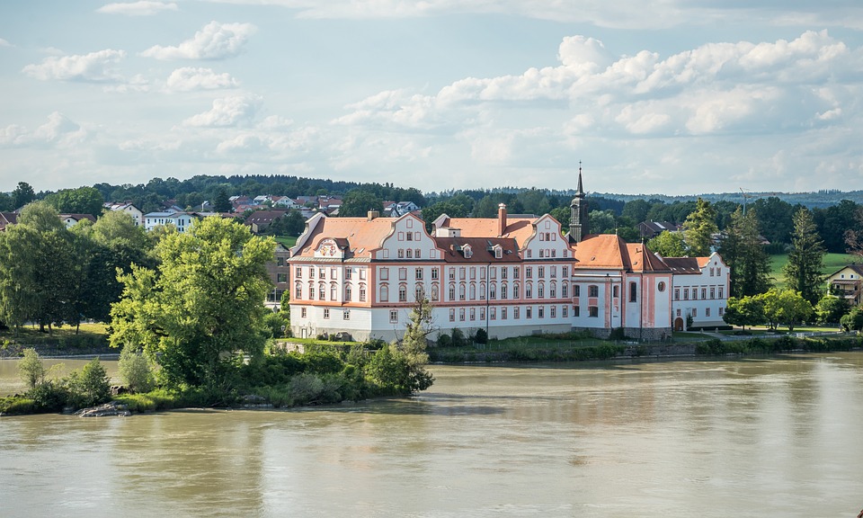 AMS Burgenland: Erfolgreiche Unternehmensgründung für Arbeitslose in Deutschkreutz