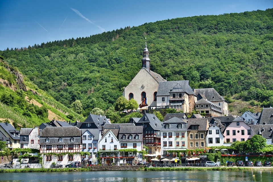 Asylanträge in Österreich steigen um 32%: FPÖ fordert radikale Wende in Migrationspolitik