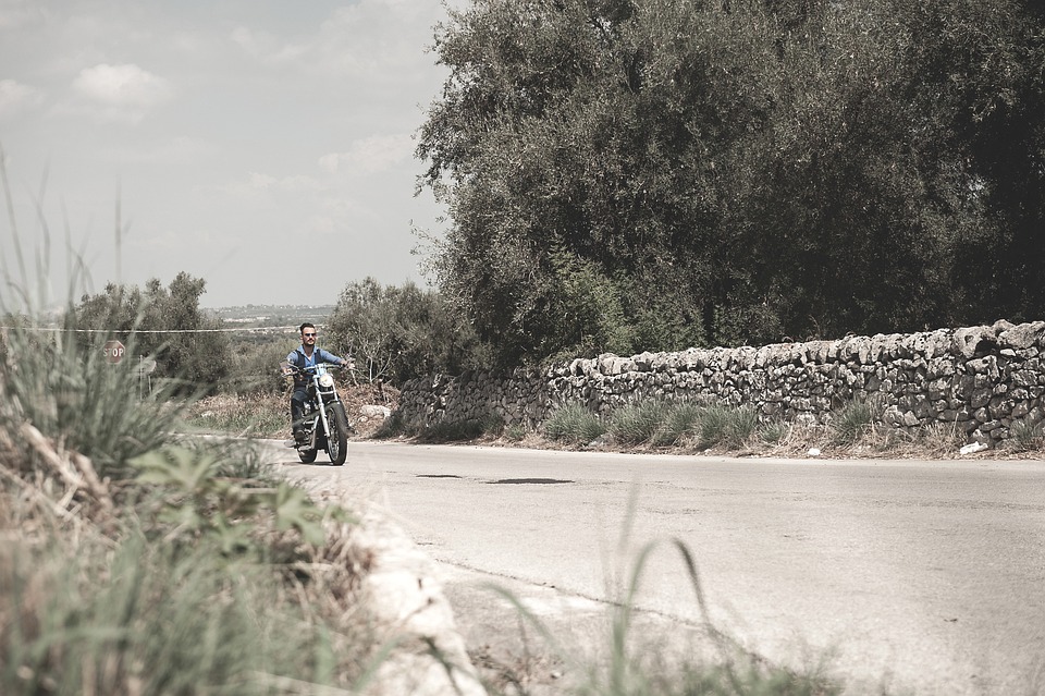Biker wird bei Hilfsaktion schwer verletzt – Ein tragisches Unglück