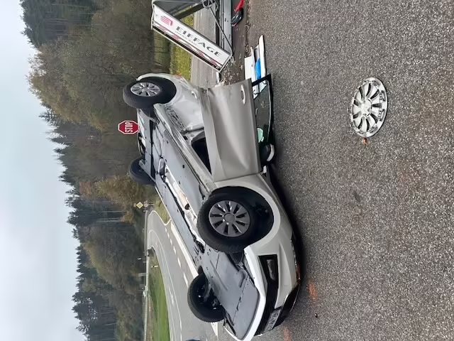 Drama an der Kreuzung: Skoda-Fahrerin überschlägt sich und landet auf dem Dach!