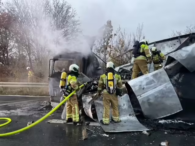 Drama auf der A4: Lkw-Brand sorgt für chaosartige Vollsperrung!