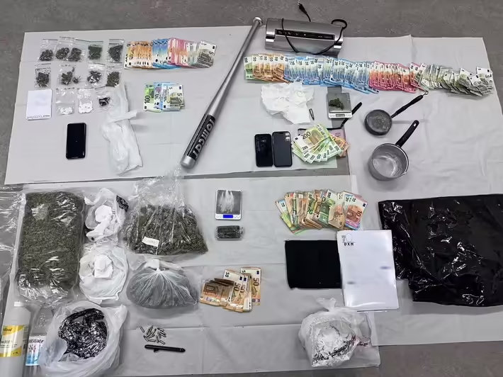 Drogenschlag in Köln: Händler mit 14.000 Euro und Drogen festgenommen!
