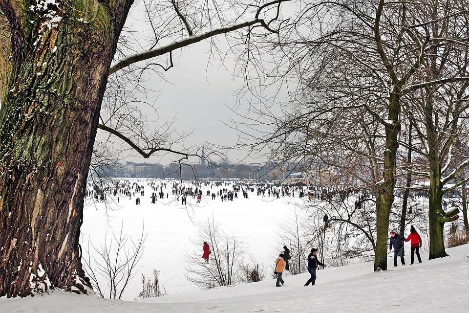 Eisvergnügen im Freibad: Kostenfreies Eröffnungswochenende im Kunsteislaufplatz