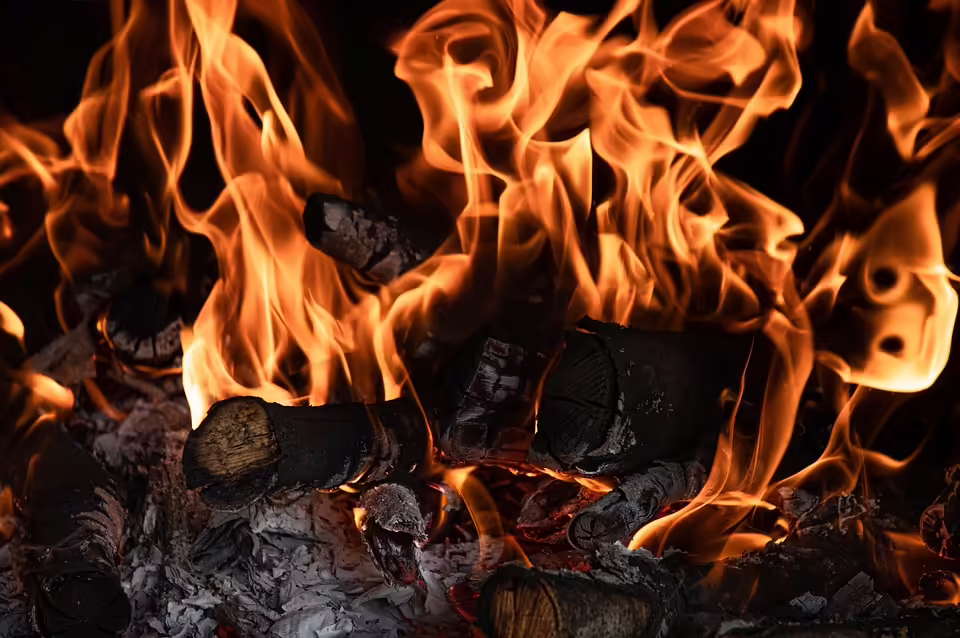 Feldkirchen: Carport in Flammen – Verdächtiger Pkw entdeckt!