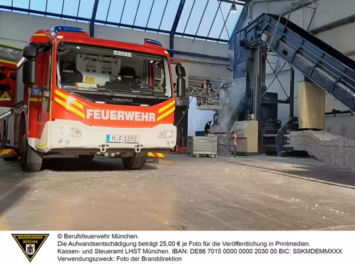 Feuer-Alarm in Aubing: Papierpresse gerät in Flammen!