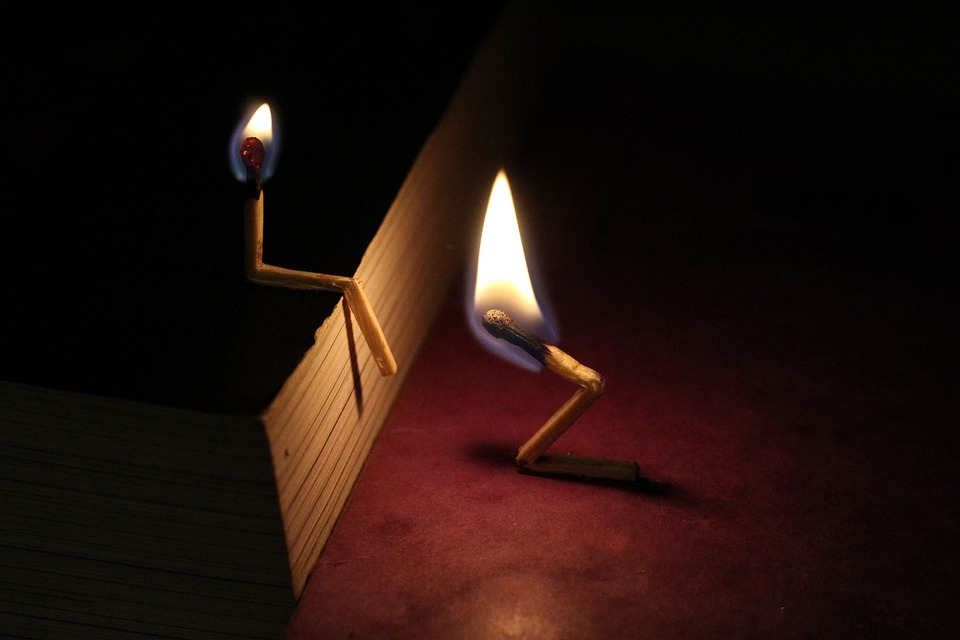 Feuer in Neufeld: Unbekannte setzen Dampflok in Brand