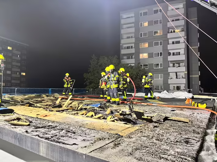 Flachdach infernal: Feuerwehr in Ginnheim im Großeinsatz!