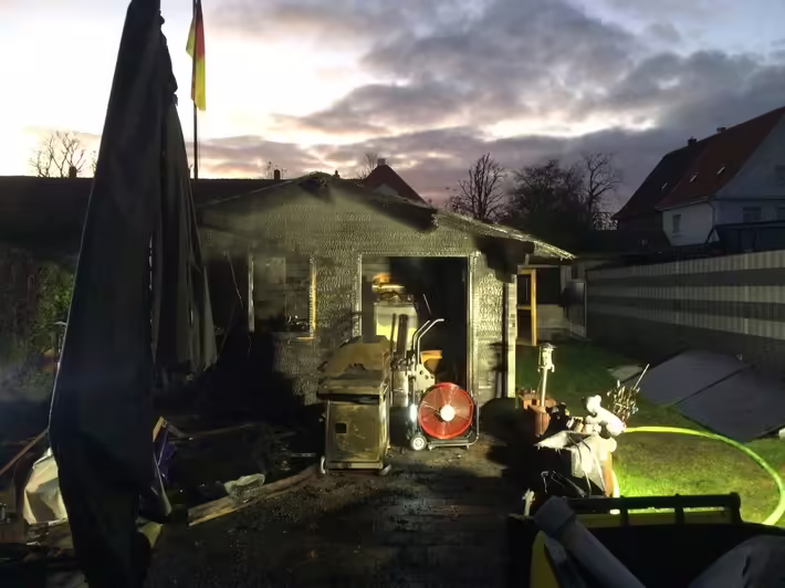 Gartenhütte in Ahlen lichterloh in Flammen – Feuerwehr im Einsatz!