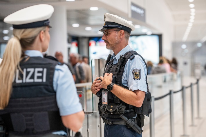 Geschwister retten Flugreisende vor der Haft am Bremer Flughafen!