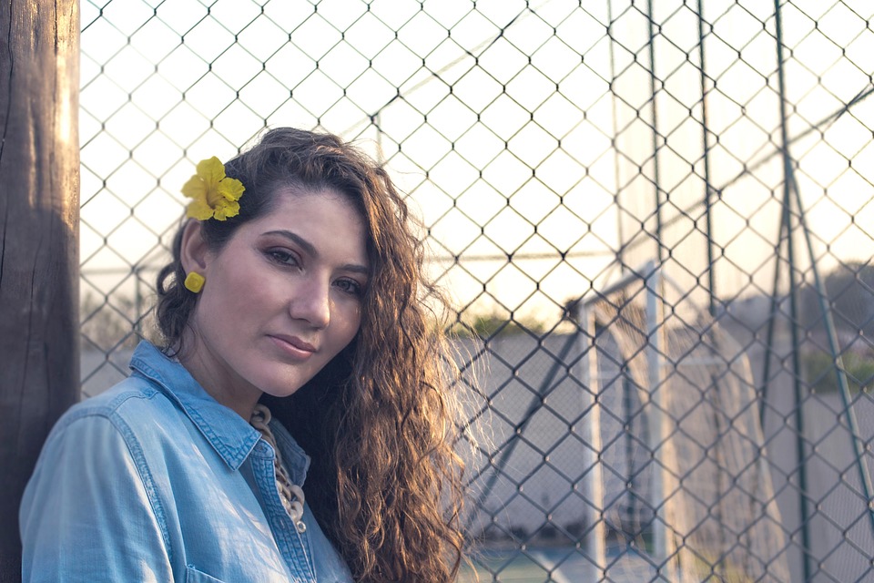Gewalt an Frauen: Orange Flagge als Zeichen des Wandels in Linz