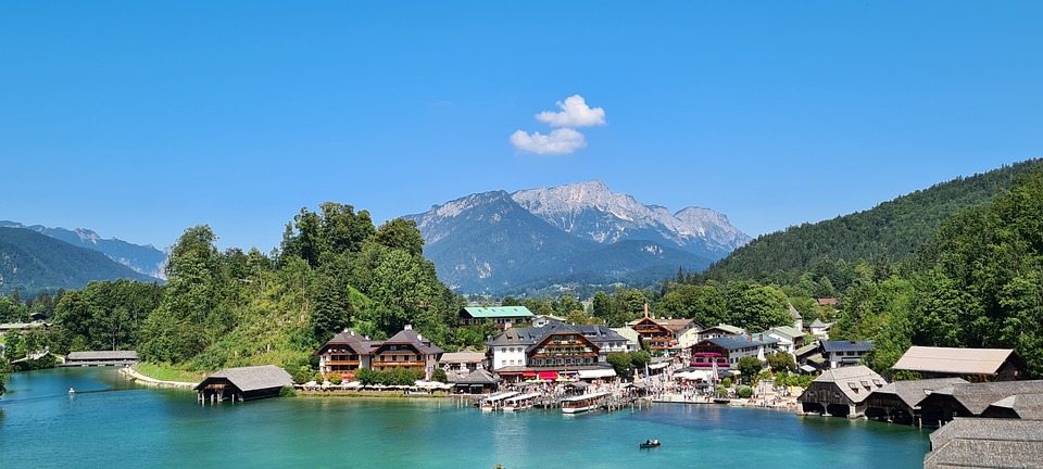 Großbrand in Berchtesgaden: Tiere gerettet, Feuerwehr im Dauereinsatz