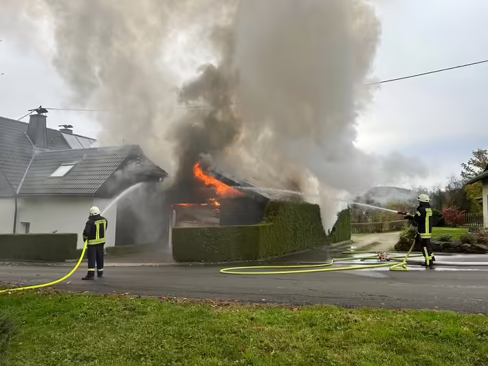 Großbrand in Lennestadt: Carport fordert Wohnhaus als Opfer!