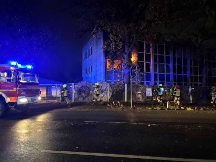 Großbrand in Schenefeld: Feuerwehr verhindert katastrophale Ausbreitung!