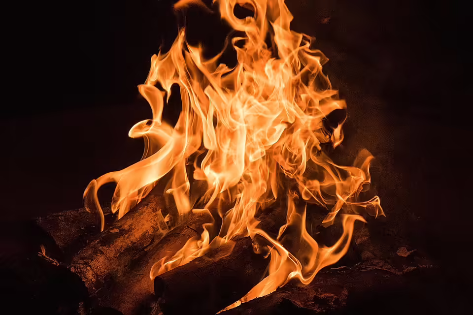 Großeinsatz der Feuerwehr: Flammen in Wurdach erfolgreich gelöscht