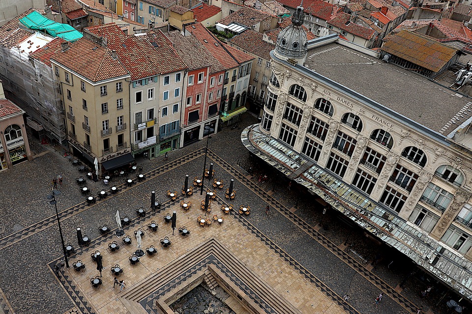 Hainfeld erstrahlt: Christbaumverzierung am Hauptplatz 2024