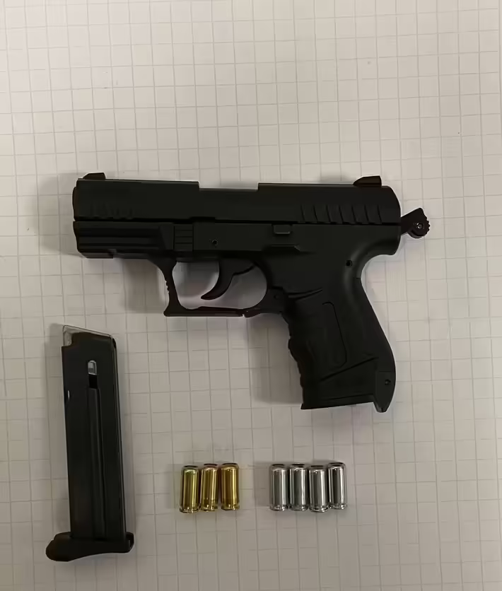 Mann bedroht 15-Jährige im Zug mit Waffe – Bundespolizei schlägt zu!