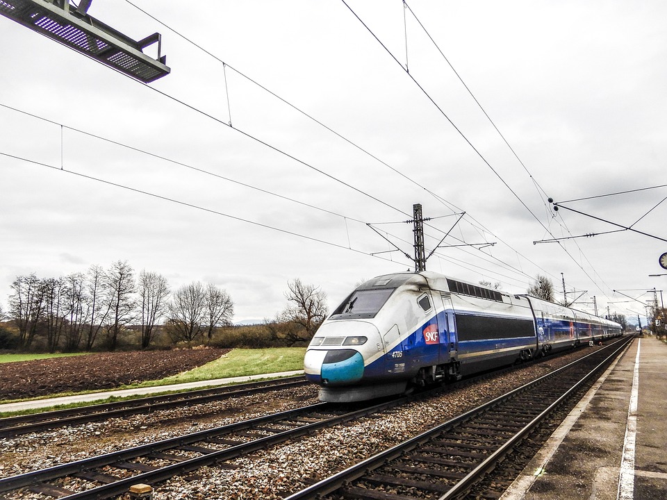 Pendler in Wien: Autofahrer bleibt auf Gleisen stecken – Störung der Linie 6