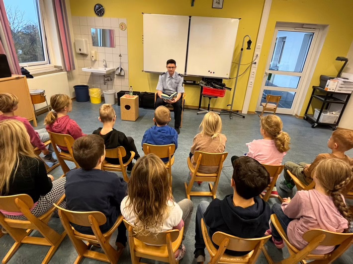 Polizei Paderborn: Vorlesetag mit Geschichten für jung und alt!