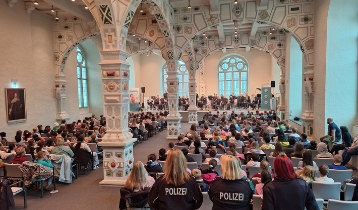 Polizeiorchester begeistert Helmstedter Schüler mit Anti-Mobbing-Musical!