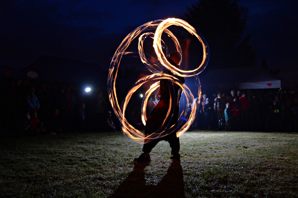 Purpurfarbenes Schauspiel: Ein atemberaubender Sonnenuntergang in unserem Bezirk