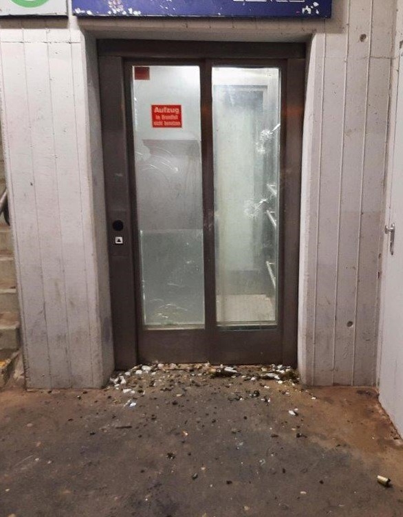 Randalierer verletzt sich selbst – Aufzug mit Flaschen beworfen!