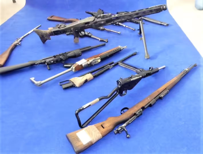 Rentner hortet Waffenarsenal: Zöllner decken geheime Lager auf!