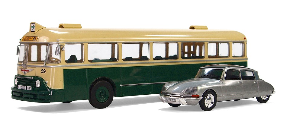 Schneeglätte in St. Peter-Freienstein: Linienbus und Pkw kollidieren