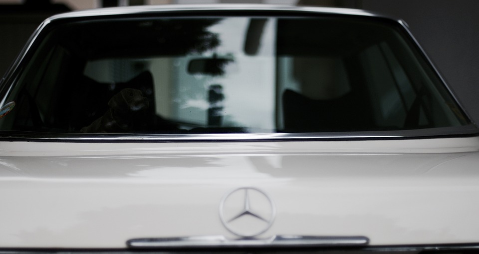 Schockierender Unfall in Steinerkirchen: Pkw rammt Arztpraxis