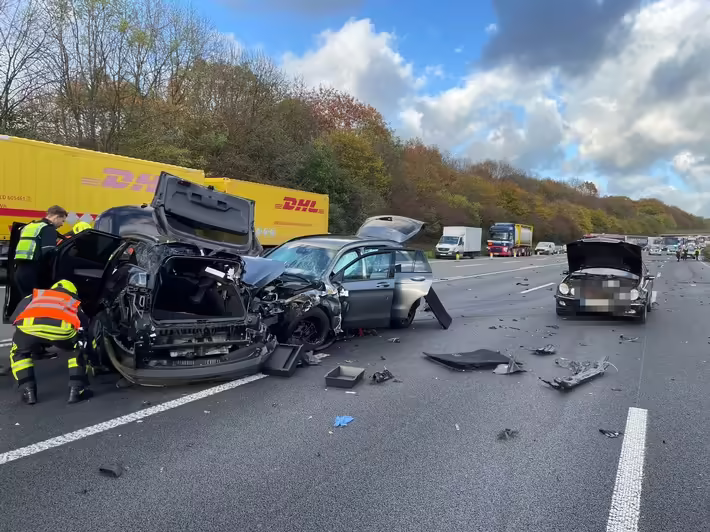 Schwerer Unfall auf A3: Feuerwehr befreit eingeklemmten Fahrer!