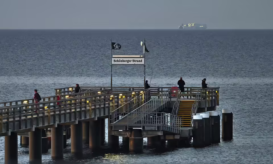 Schwerer Unfall auf der B182 in Schönberg: Sechs Verletzte nach Frontalkollision