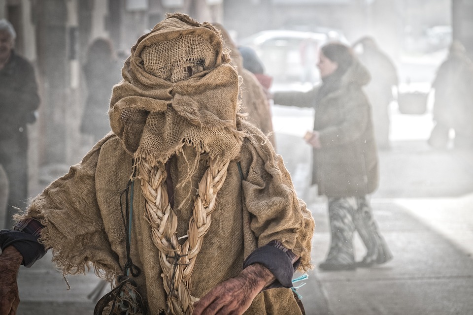 Traditionen im Wandel: Hallenbad-Eröffnung ohne Weihwasser sorgt für Aufregung