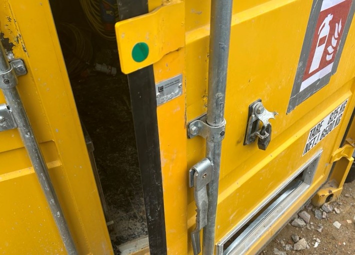 Unbekannte brechen in Baucontainer ein – Zeugen gesucht!