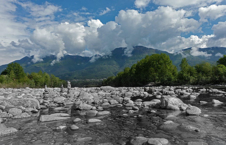 Unfall am Bachbett: 29-jähriger Slowake schwer verletzt im Pkw aufgefunden