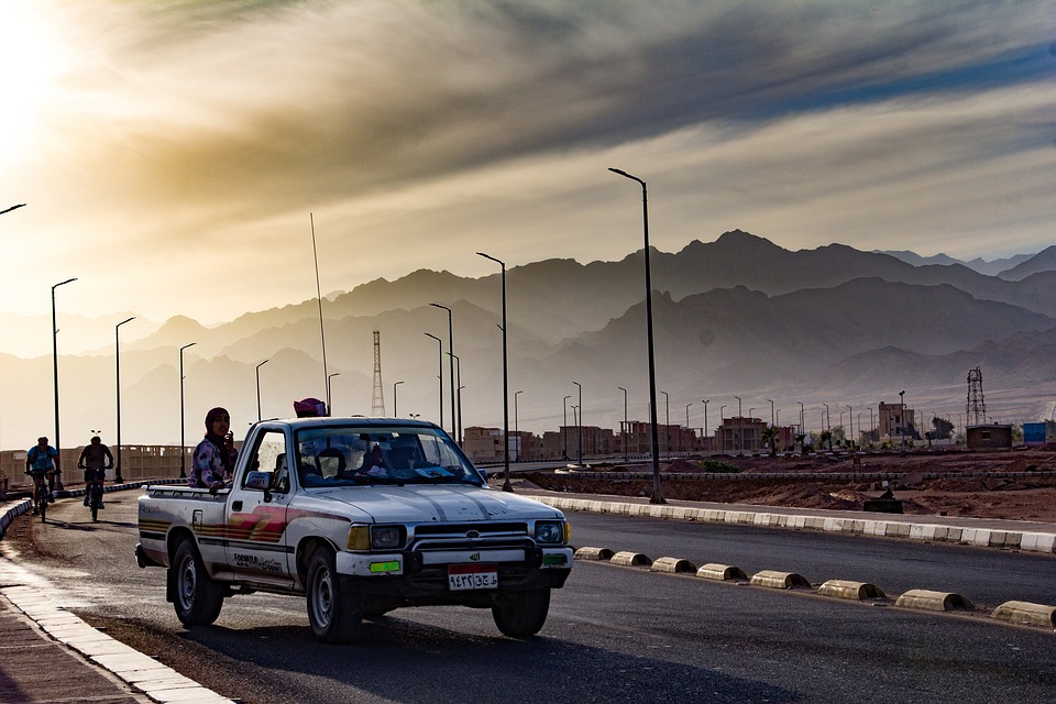 Unfall an der Drautalstraße: Autofahrerin verletzt, Beifahrer unversehrt