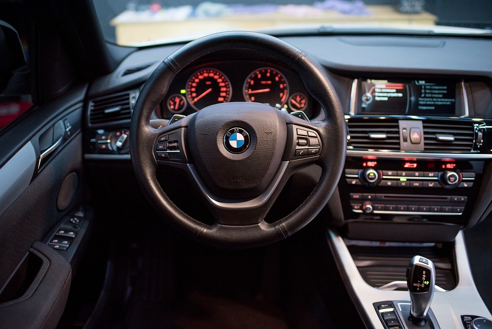 Verkehrsunfall in Villach: Zwei Autos kollidieren am Interspar