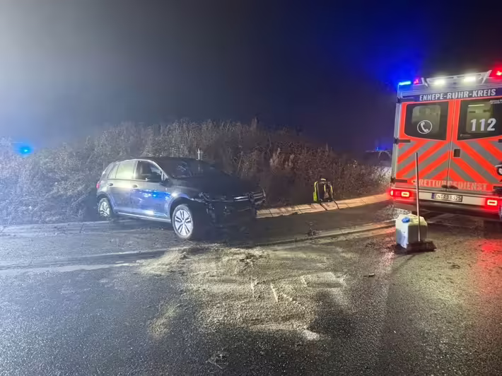 Verkehrsunfall in Wetter: Fahrer allein unterwegs, Feuerwehr im Einsatz!