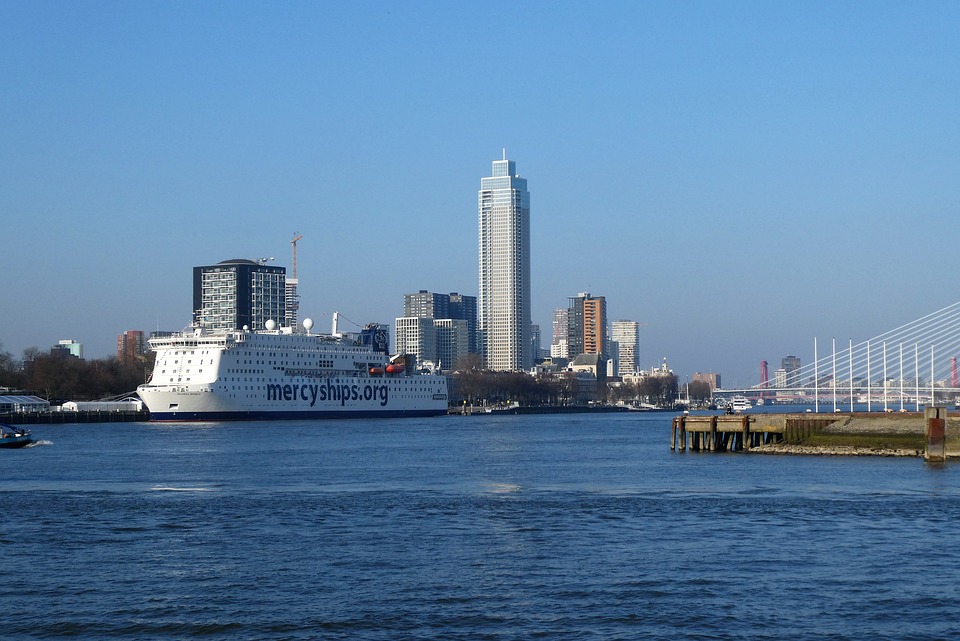 Verunfallter Autofahrer bei Thalheim: Rettungsdienste im Einsatz