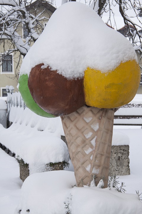 Wintereinbruch in Lippe: Erster Schneefall führt zu Unfall und Glätte