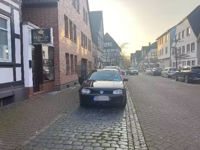 Zeugen gesucht: Unfallflüchtiger beschädigt VW in Holzminden!