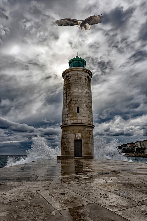 Zusammenstoß im Kreisverkehr: 84-Jährige und 20-Jähriger verletzt