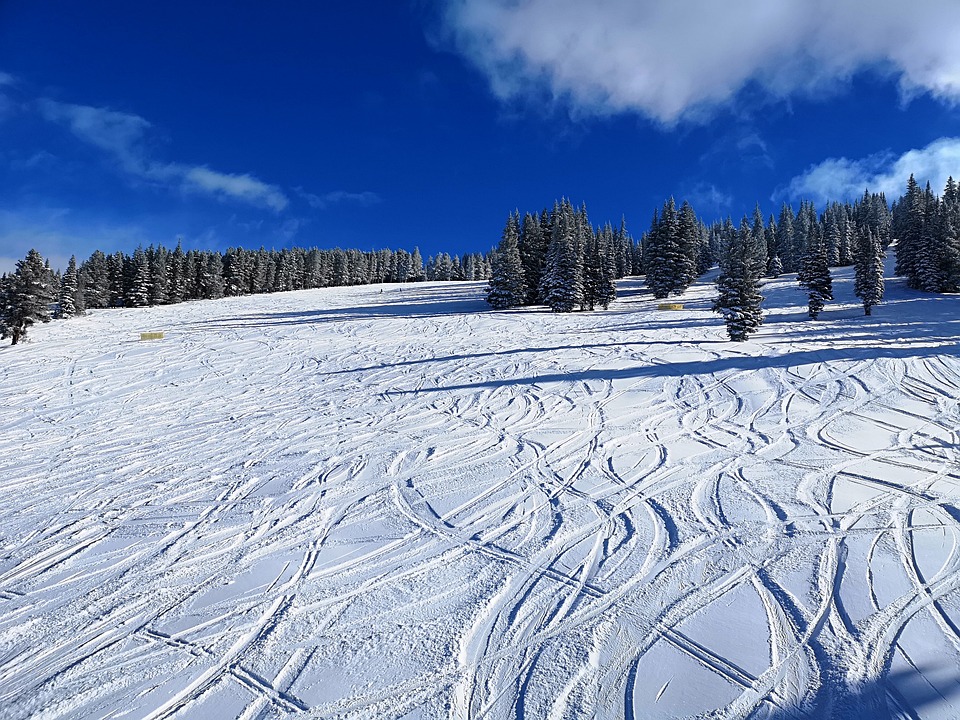 Skifahren in den Alpen über Europas Grenzen hinweg