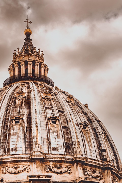 Papst Leo XIV. ruft zur Demut auf und betont seine Mission in der ersten Messe. Kardinäle verwehren, dass seine Wahl eine Gegenstimme zu Trump darstellt. Einblicke in den neuen Pontifikat.