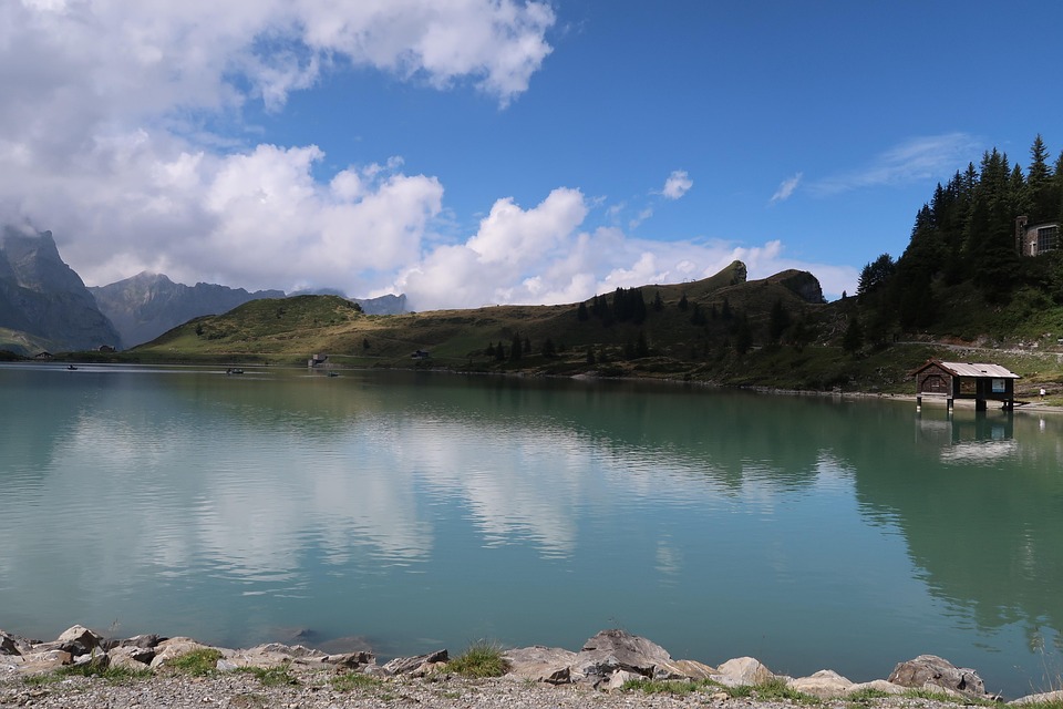 Schweizer Dorf nach Gletscherabbruch von Schlamm und Felsen begraben, eine Person vermisst