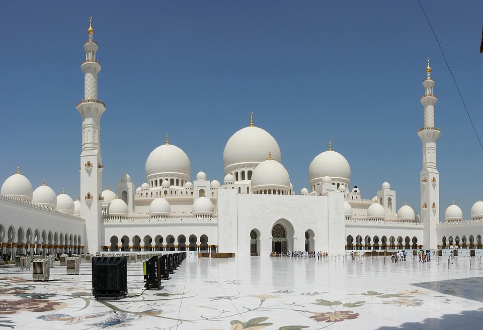 Trump und Abu Dhabi starten Zusammenarbeit für großes KI-Datenzentrum in den VAE