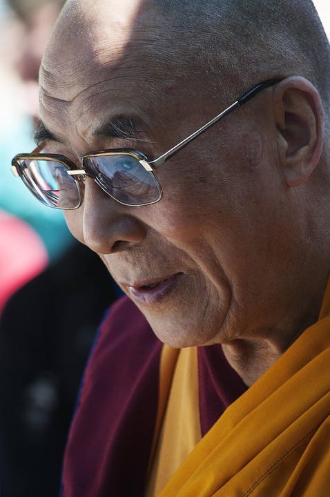 Dalai Lama feiert 90. Geburtstag mit begeisterten Anhängern