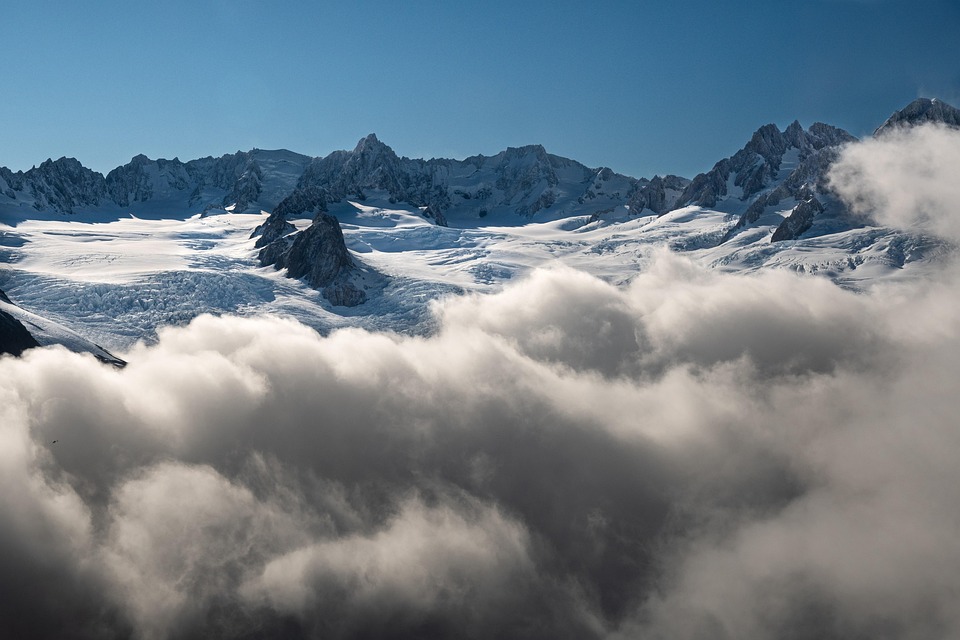 Indonesiens Mount Lewotobi Laki Laki Vulkan schleudert Asche 18 km hoch