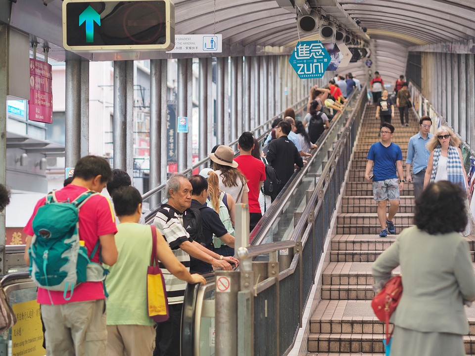 Taifunregen trifft Hongkong, Wipha schwächt sich zu tropischem Sturm