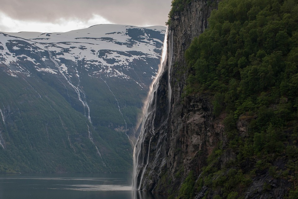 Norwegens Kronprinzessin Sohn wegen Vergewaltigung und weiterer Anklagen angeklagt